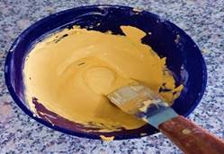 Una cuchara sobre un plato azul  Descripción generada automáticamente con confianza baja